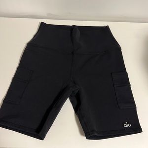 Great Condition Alo Yoga 7” Cargo Biker Shorts
